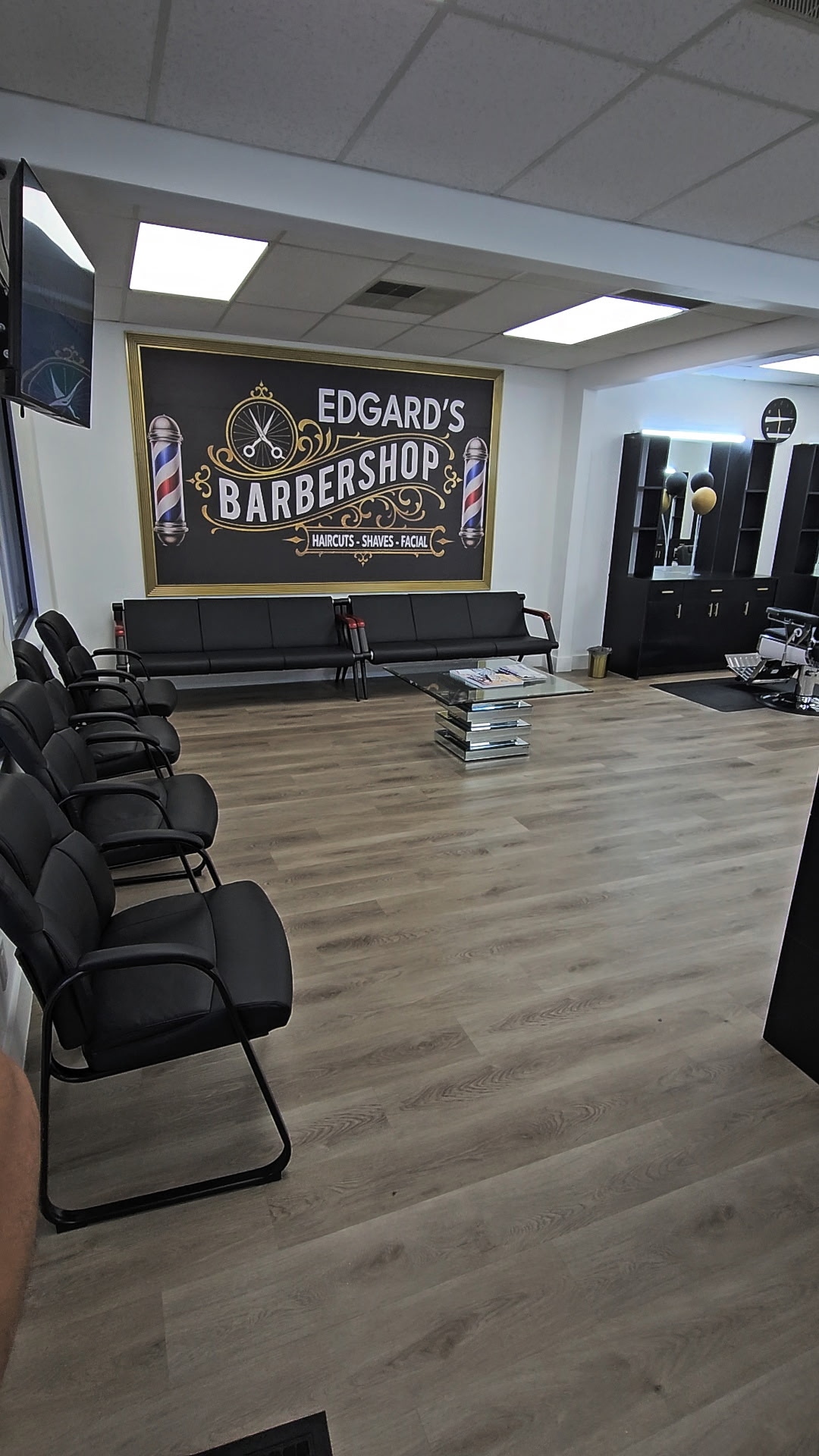Edgard's Barbershop Interior